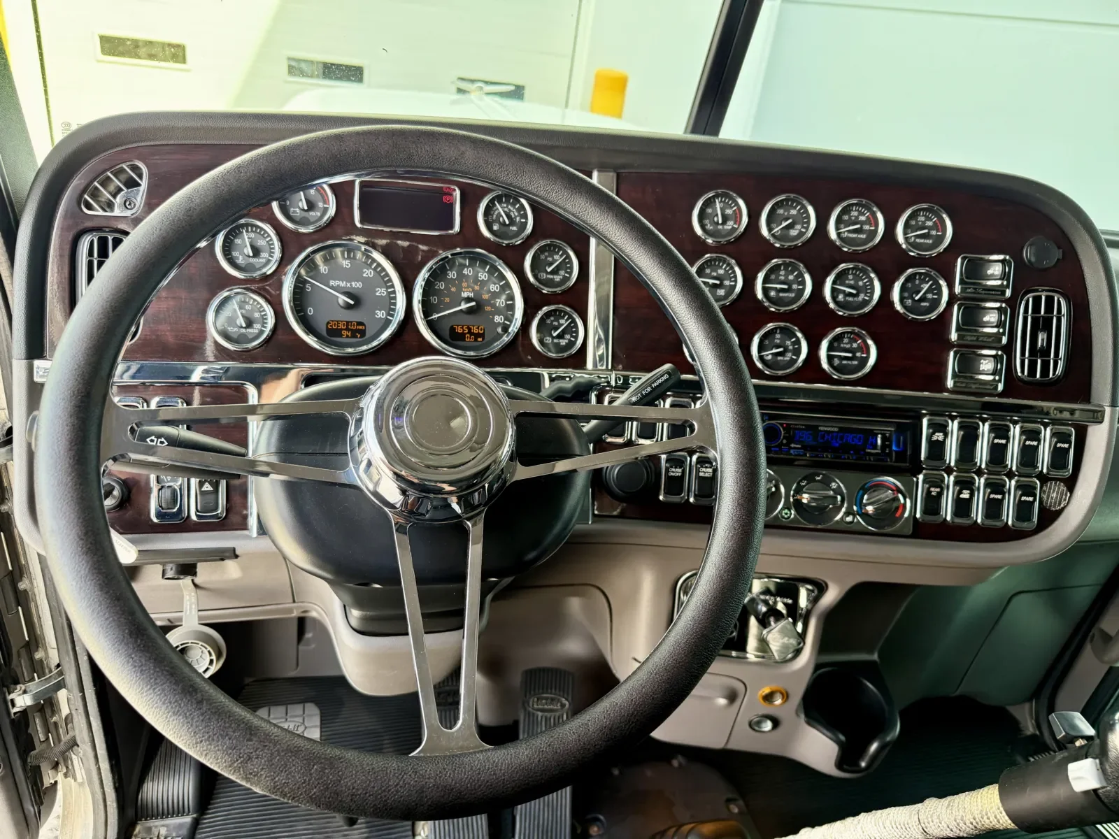 2019 Peterbilt 389 - image 16