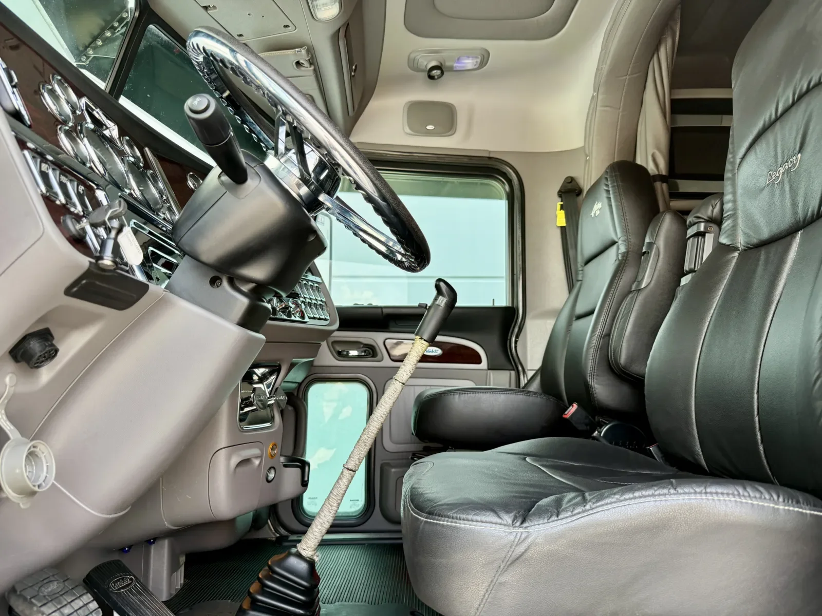 2019 Peterbilt 389 in New Lenox, IL — photo 14