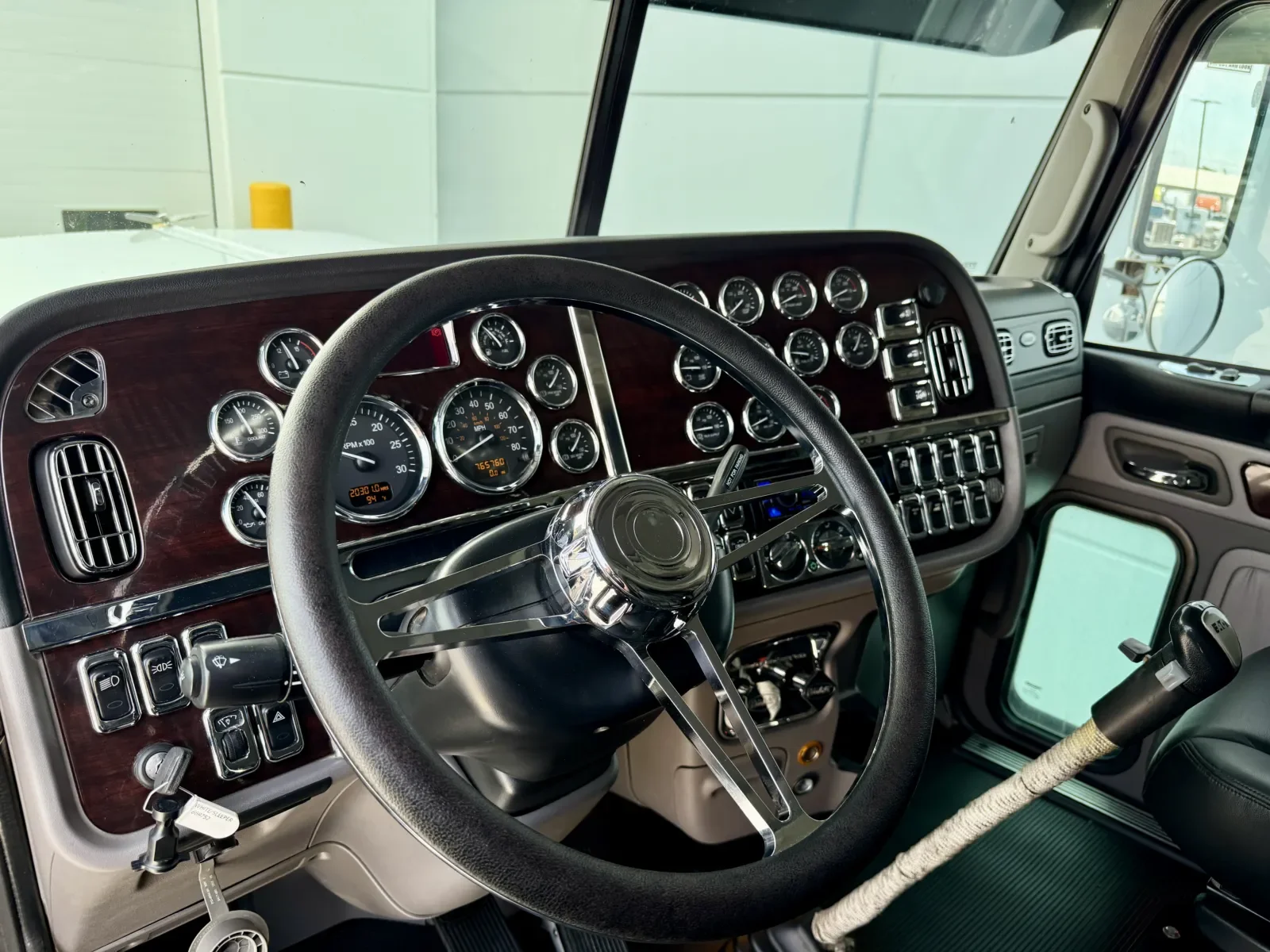2019 Peterbilt 389 in New Lenox, IL — photo 15