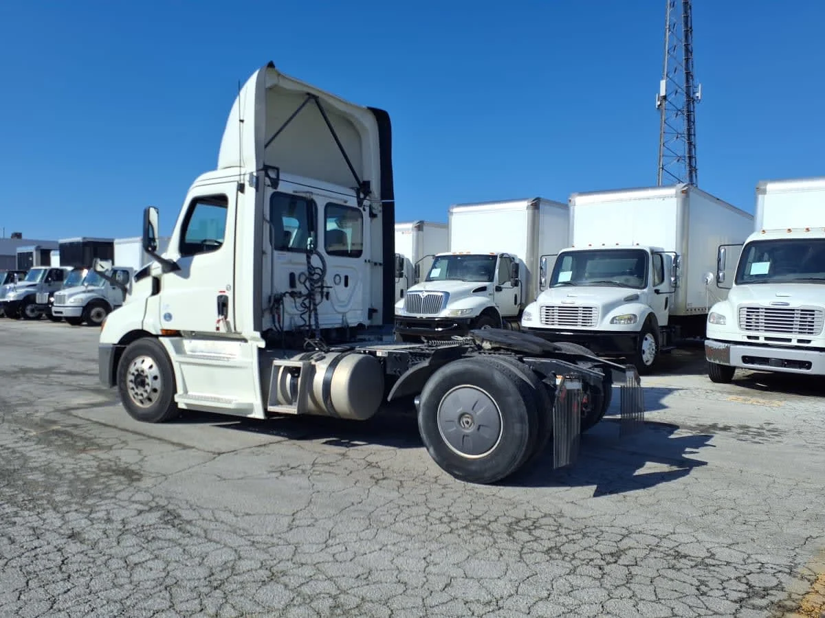 2019 Freightliner Cascadia - image 4