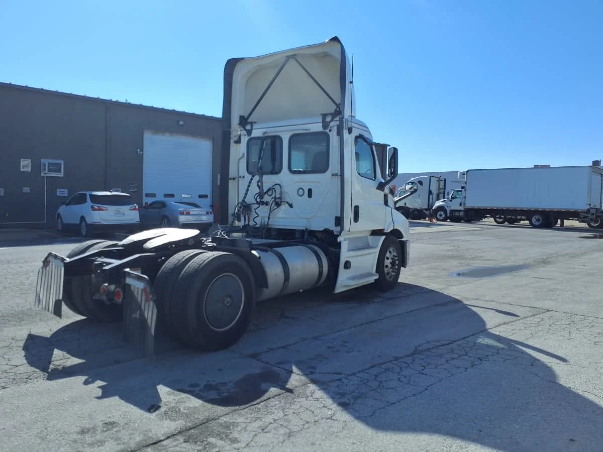 2019 Freightliner Cascadia in Fort Worth, TX — photo 6