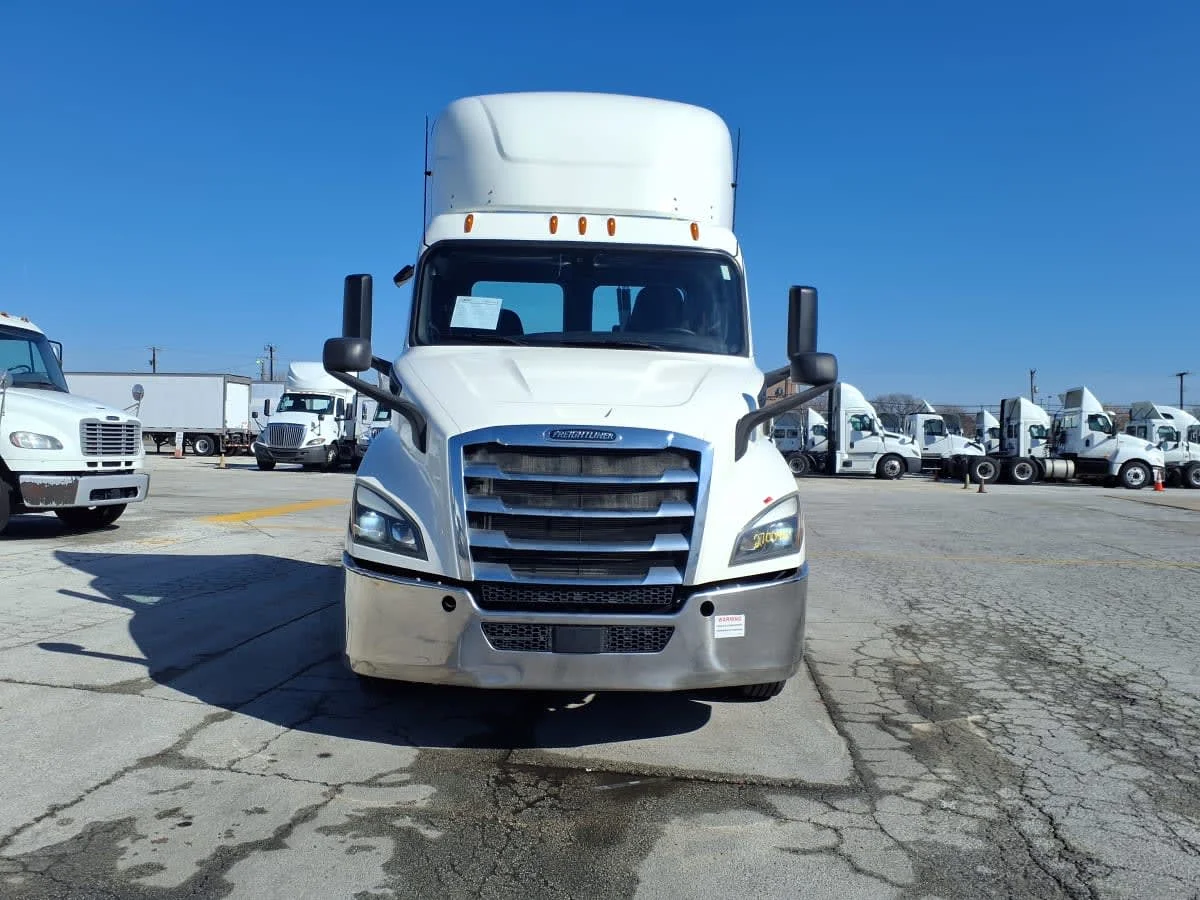 2019 Freightliner Cascadia - image 2