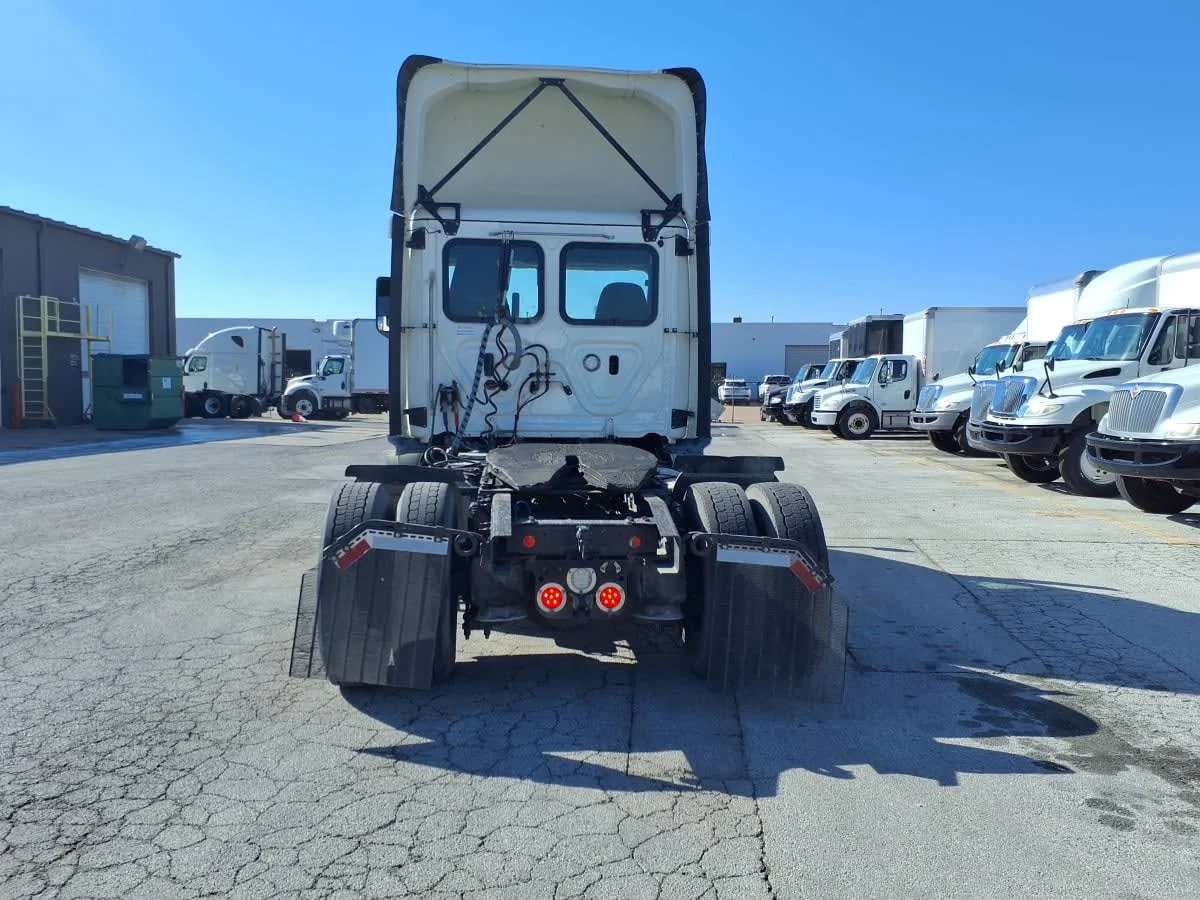 2019 Freightliner Cascadia in Fort Worth, TX — photo 5