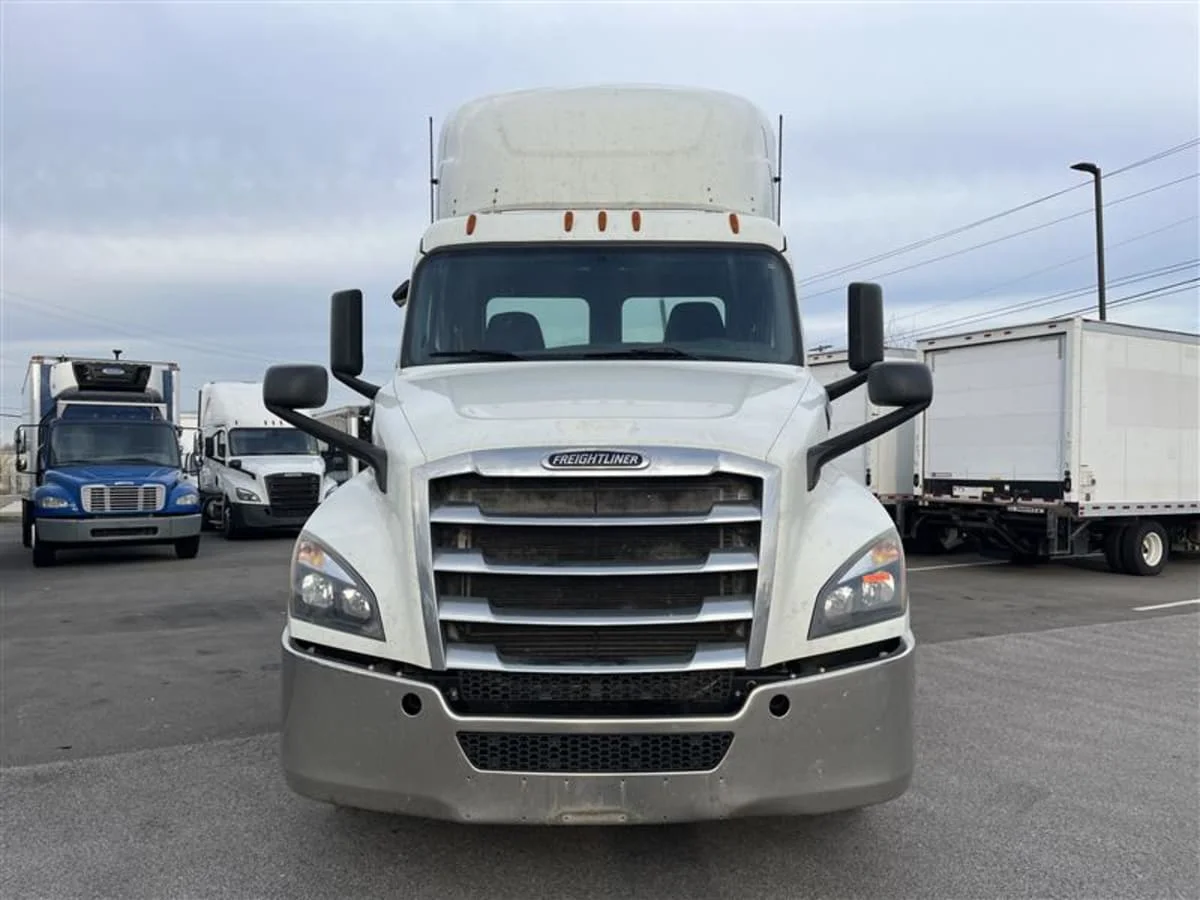 2019 Freightliner Cascadia in Beltsville, MD — photo 2