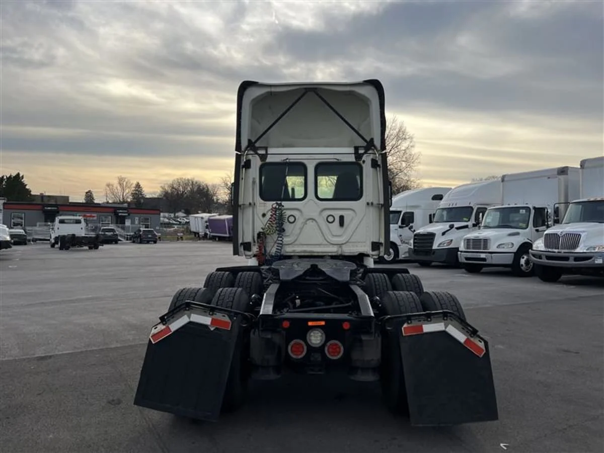 2019 Freightliner Cascadia in Beltsville, MD — photo 5