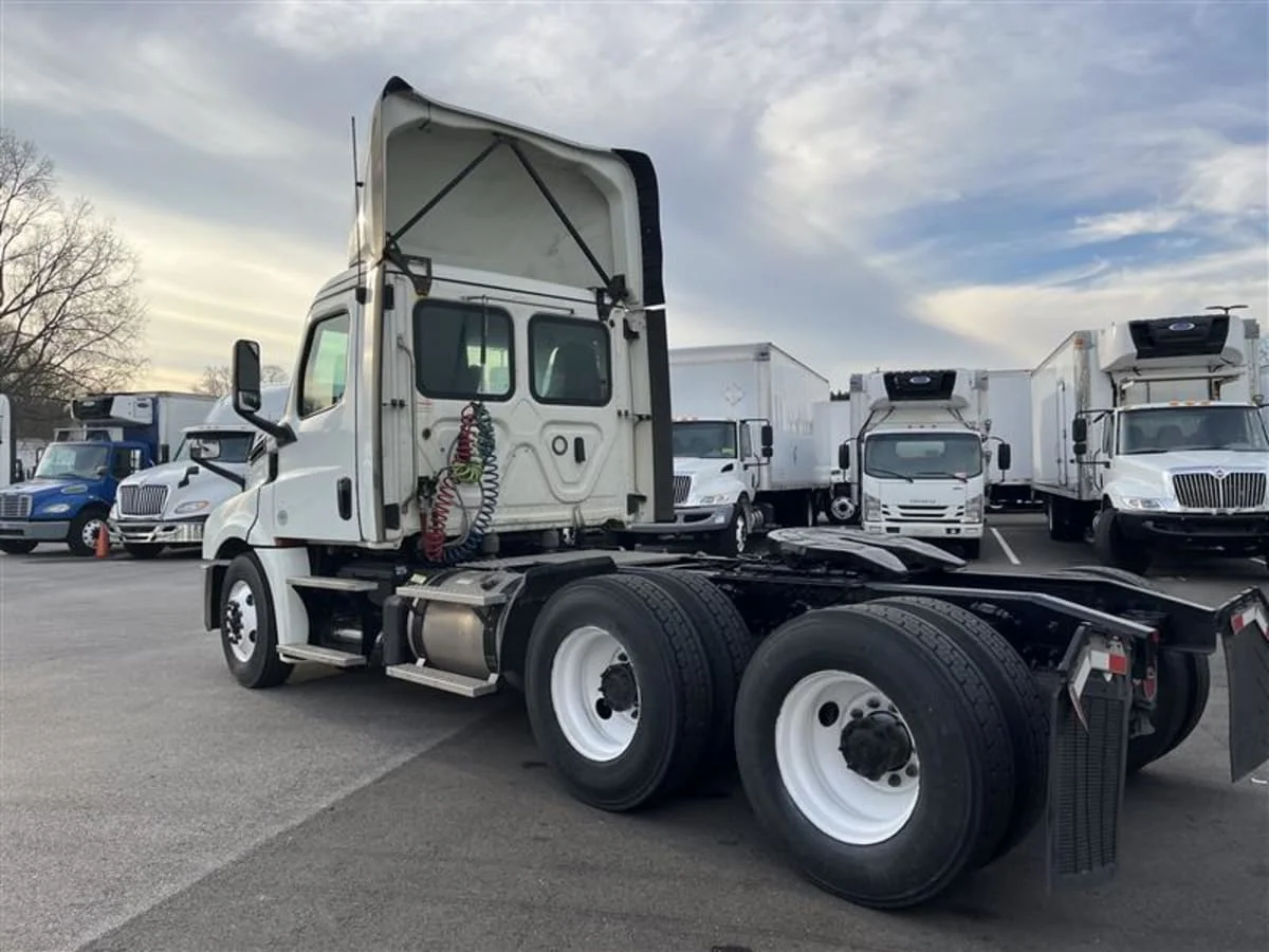 2019 Freightliner Cascadia in Beltsville, MD — photo 6