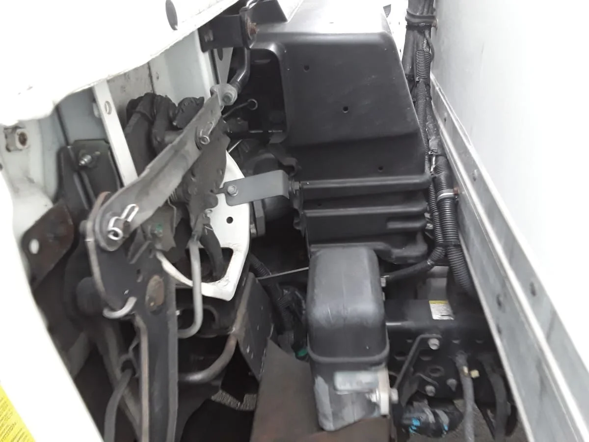 2018 Isuzu NQR - image 10