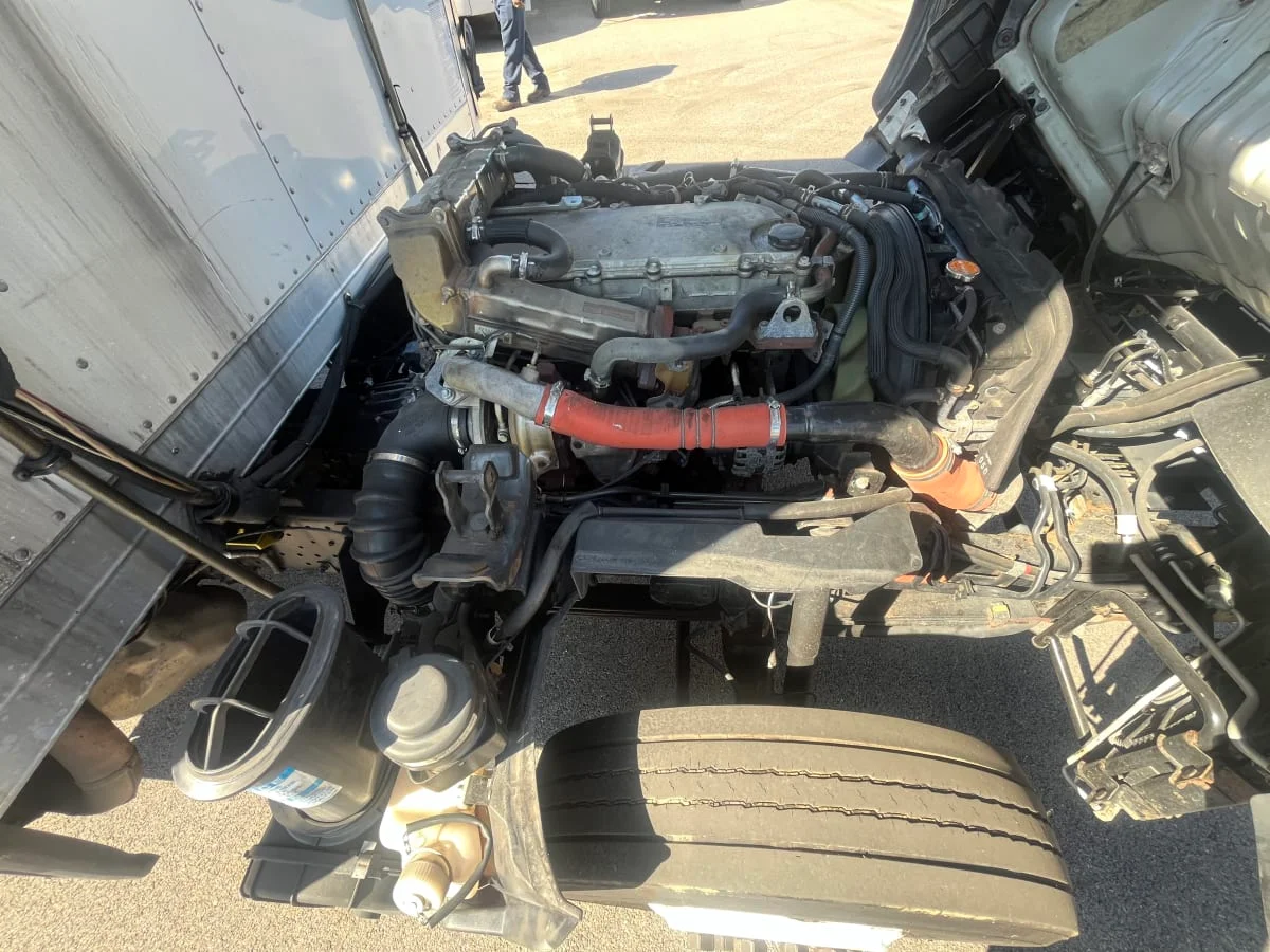 2018 Isuzu NPR - image 10