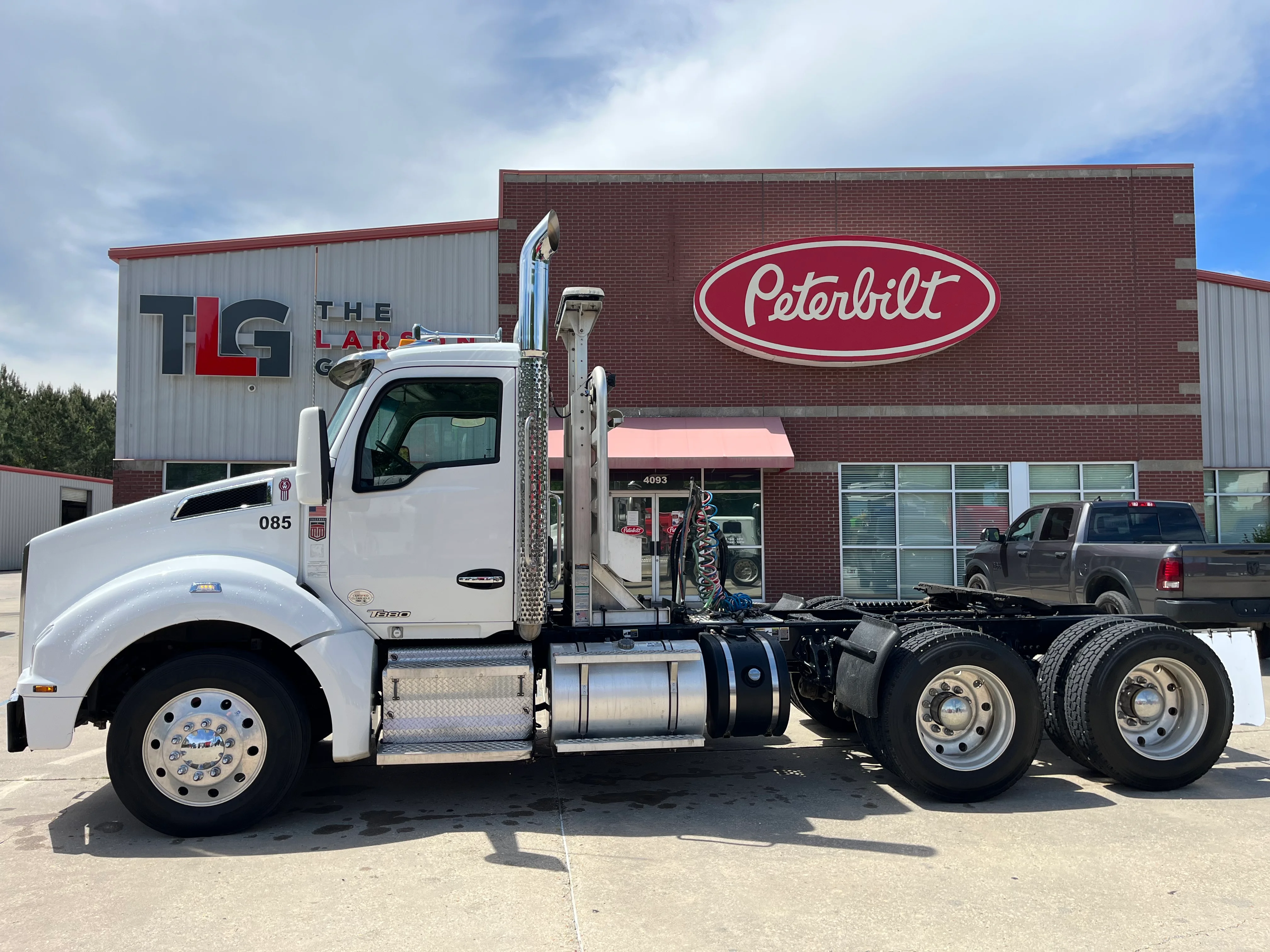 2021 Kenworth T880 - image 2
