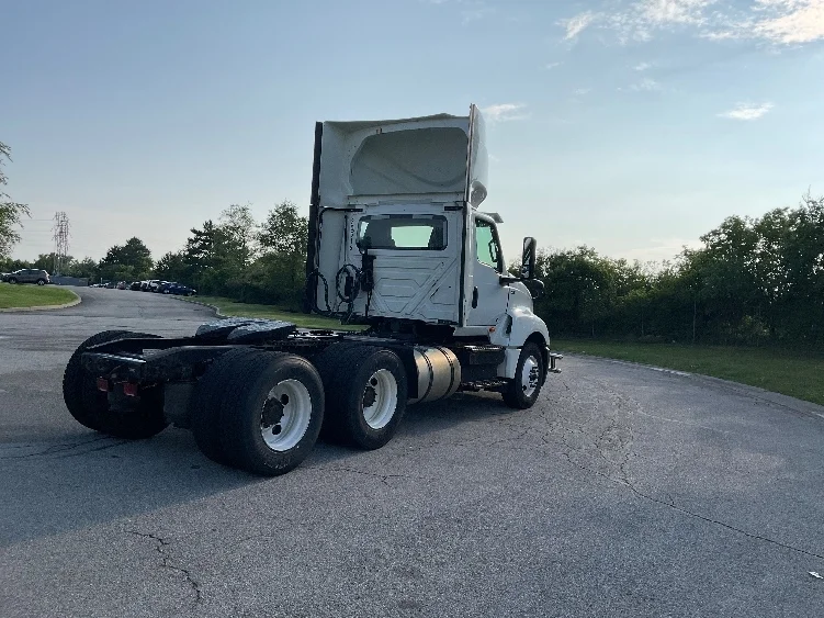 2021 International LT - image 7