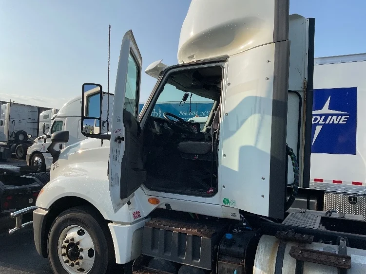 2021 International LT - image 9