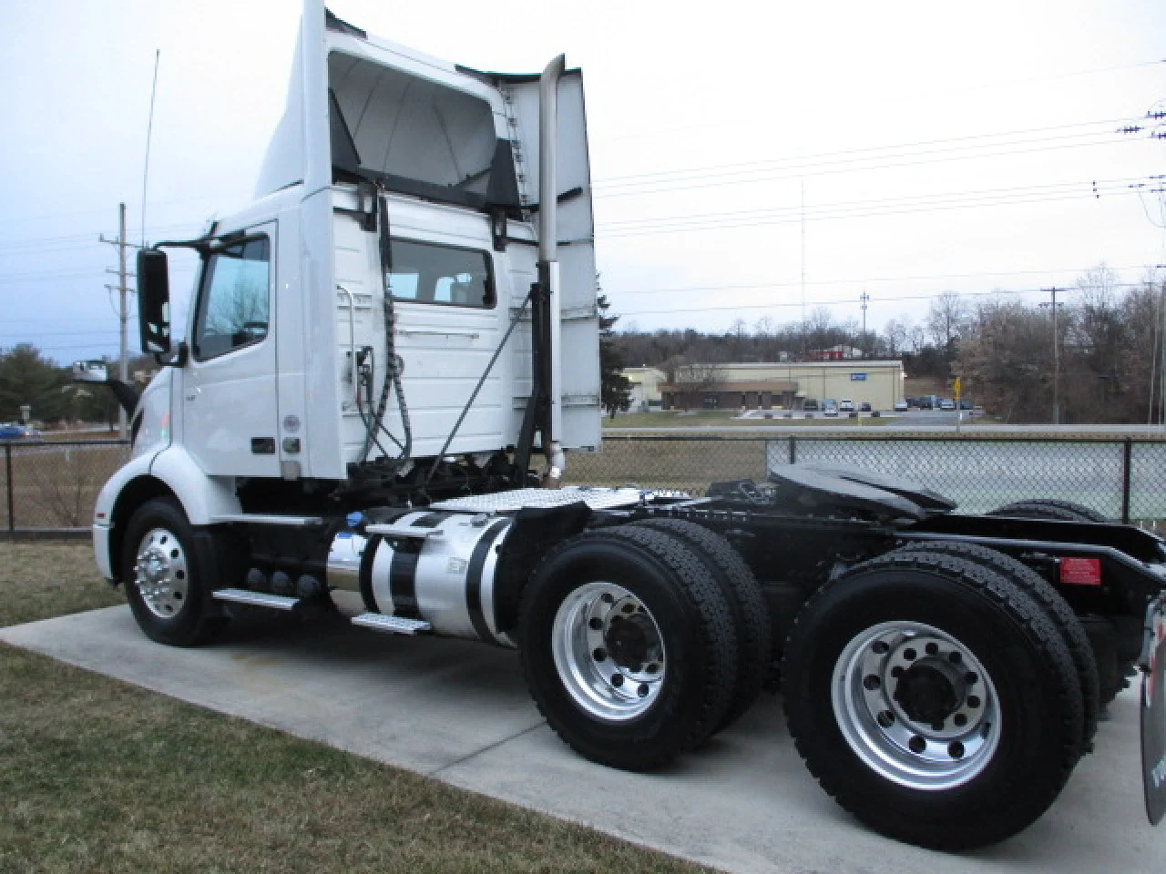 2021 Volvo VNR 640 in Hagerstown, MD — photo 15