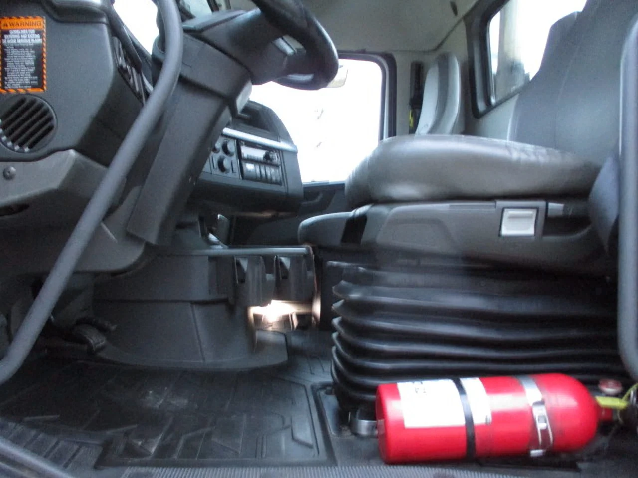 2021 Volvo VNR 640 in Hagerstown, MD — photo 10