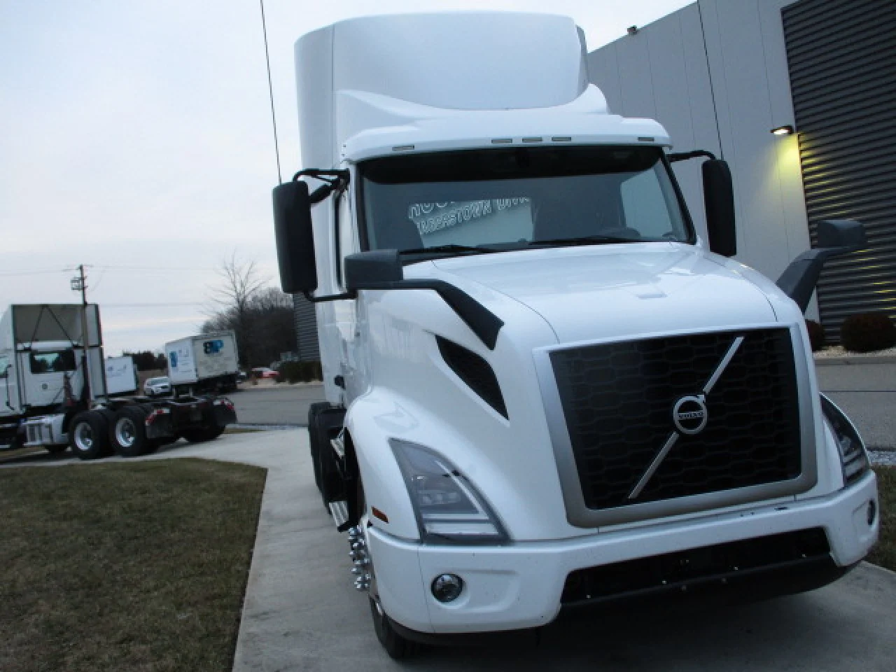 2021 Volvo VNR 640 in Hagerstown, MD — photo 2