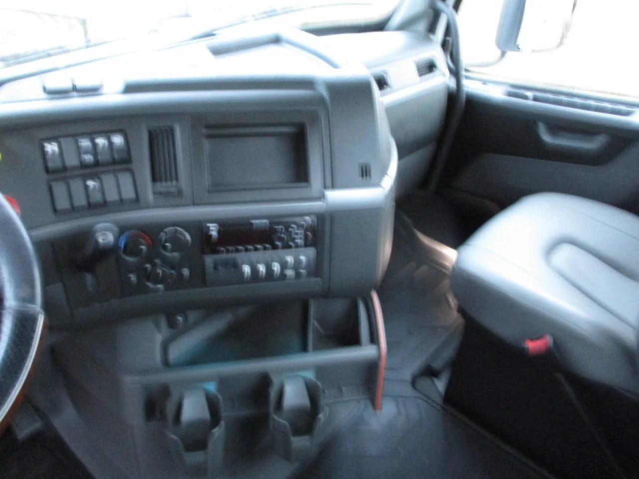 2021 Volvo VNR 640 in Hagerstown, MD — photo 12