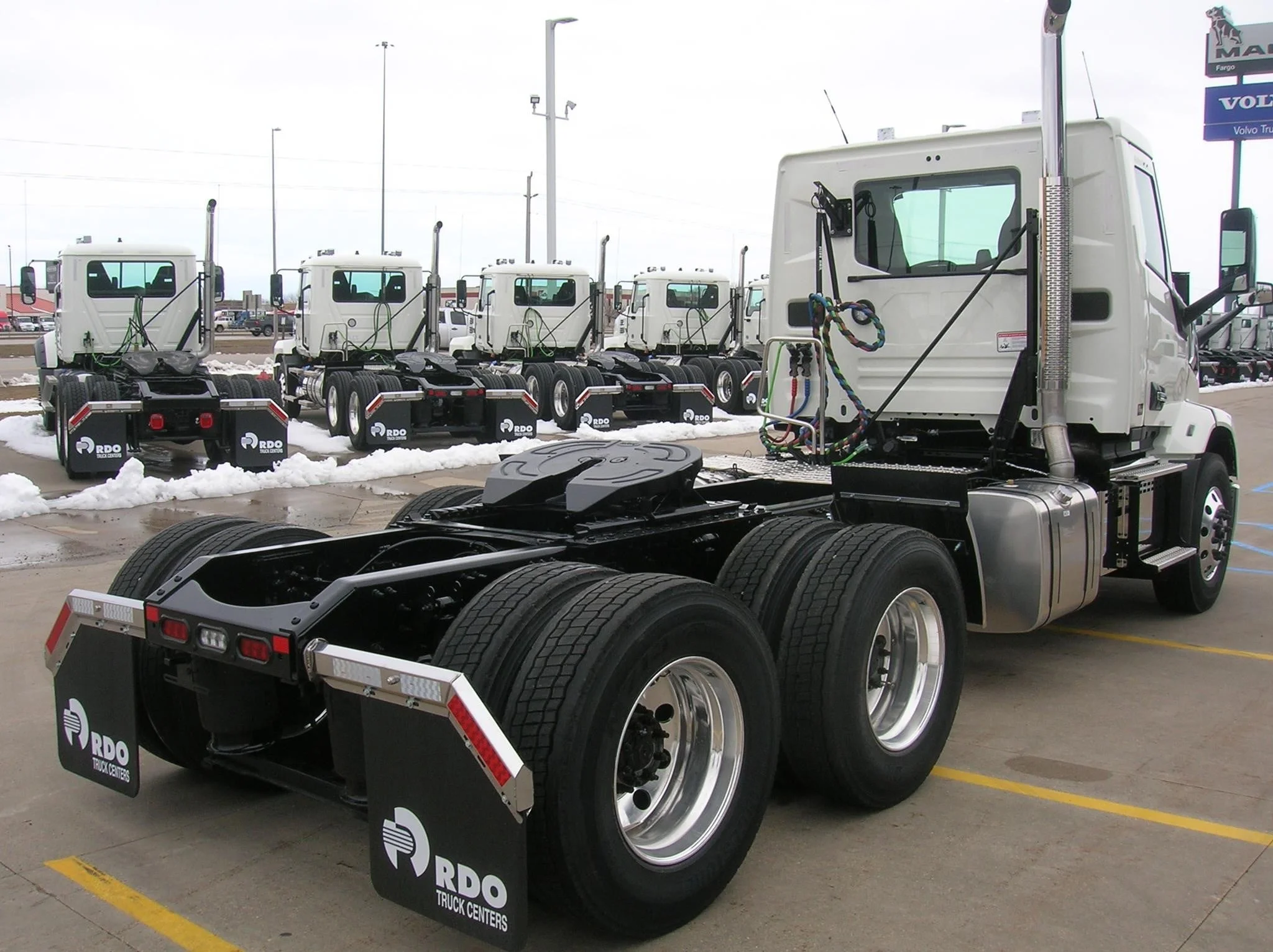 2027 Mack Anthem — photo 5