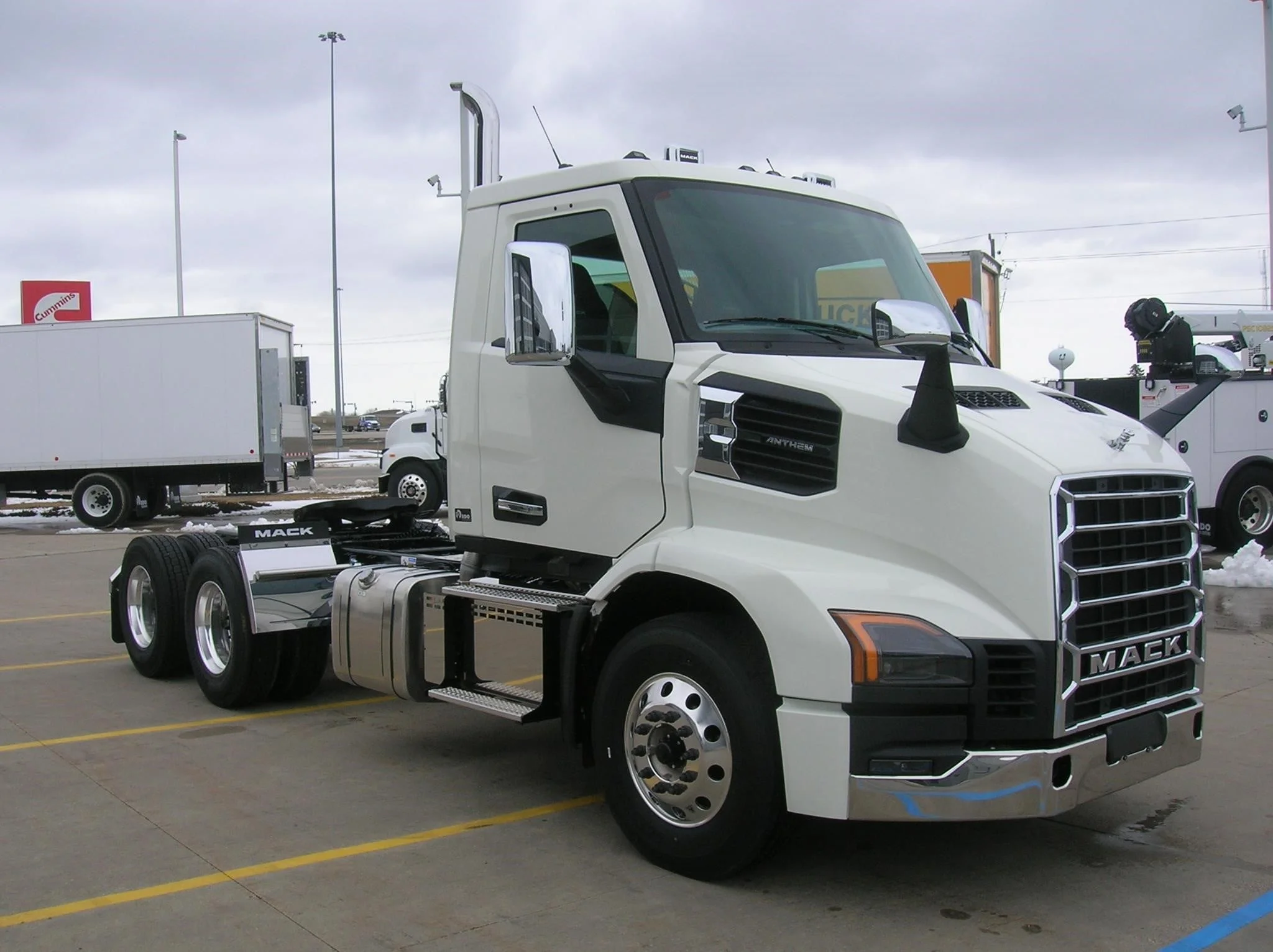 2027 Mack Anthem — photo 3