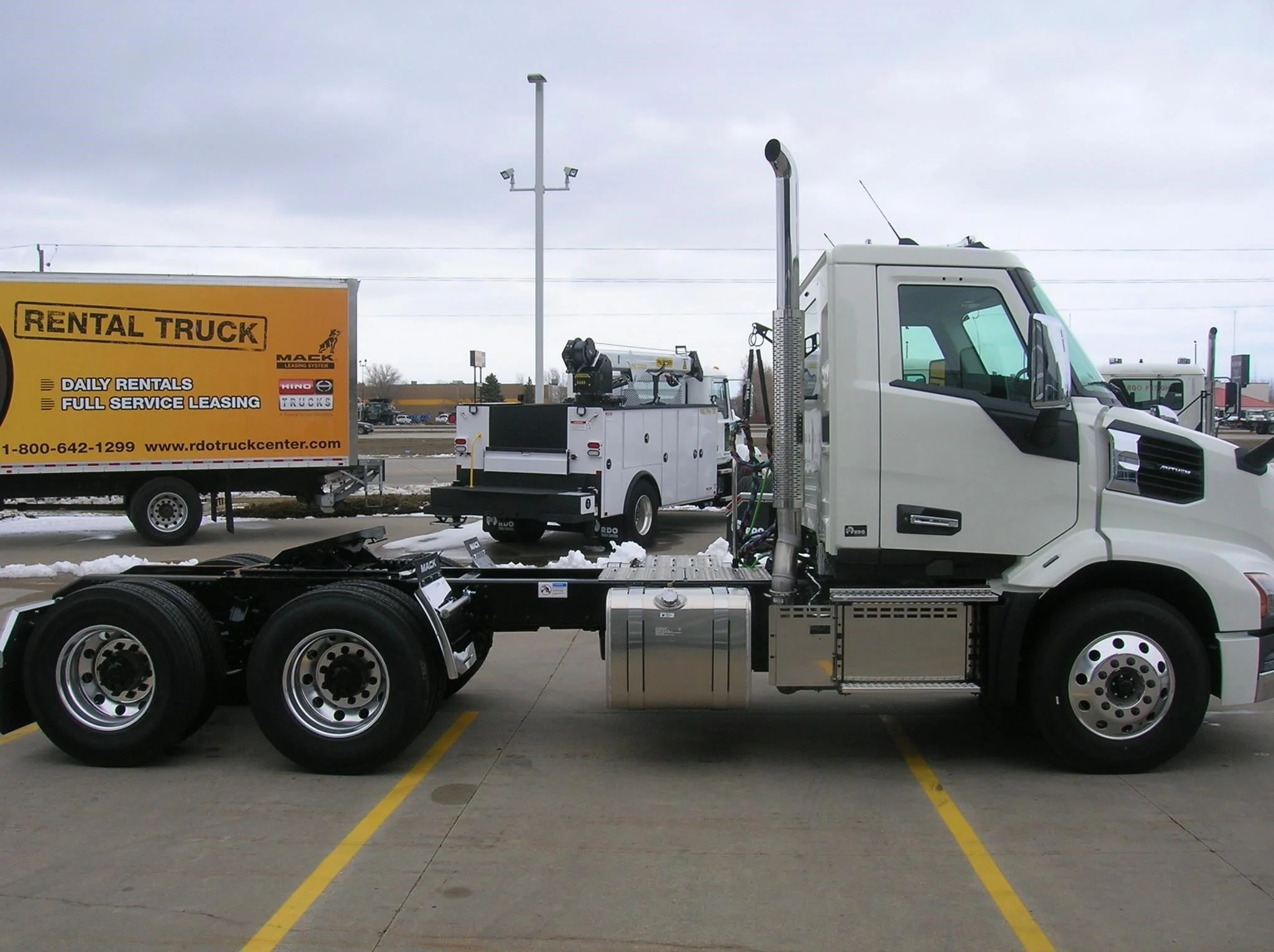2027 Mack Anthem — photo 4