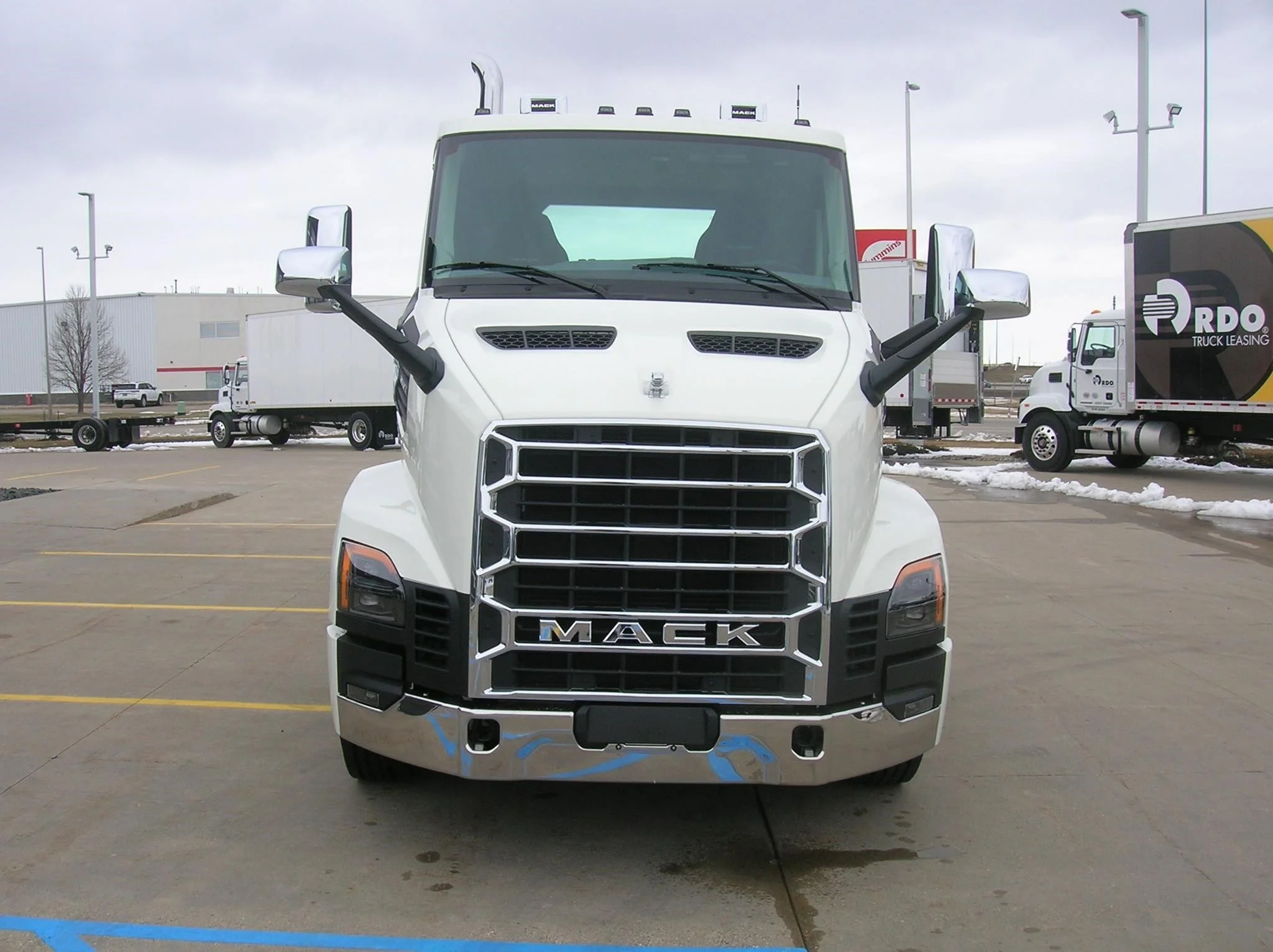 2027 Mack Anthem — photo 2