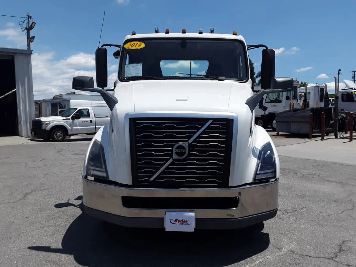 2019 Volvo VNL 860 in Montebello, CA — photo 2