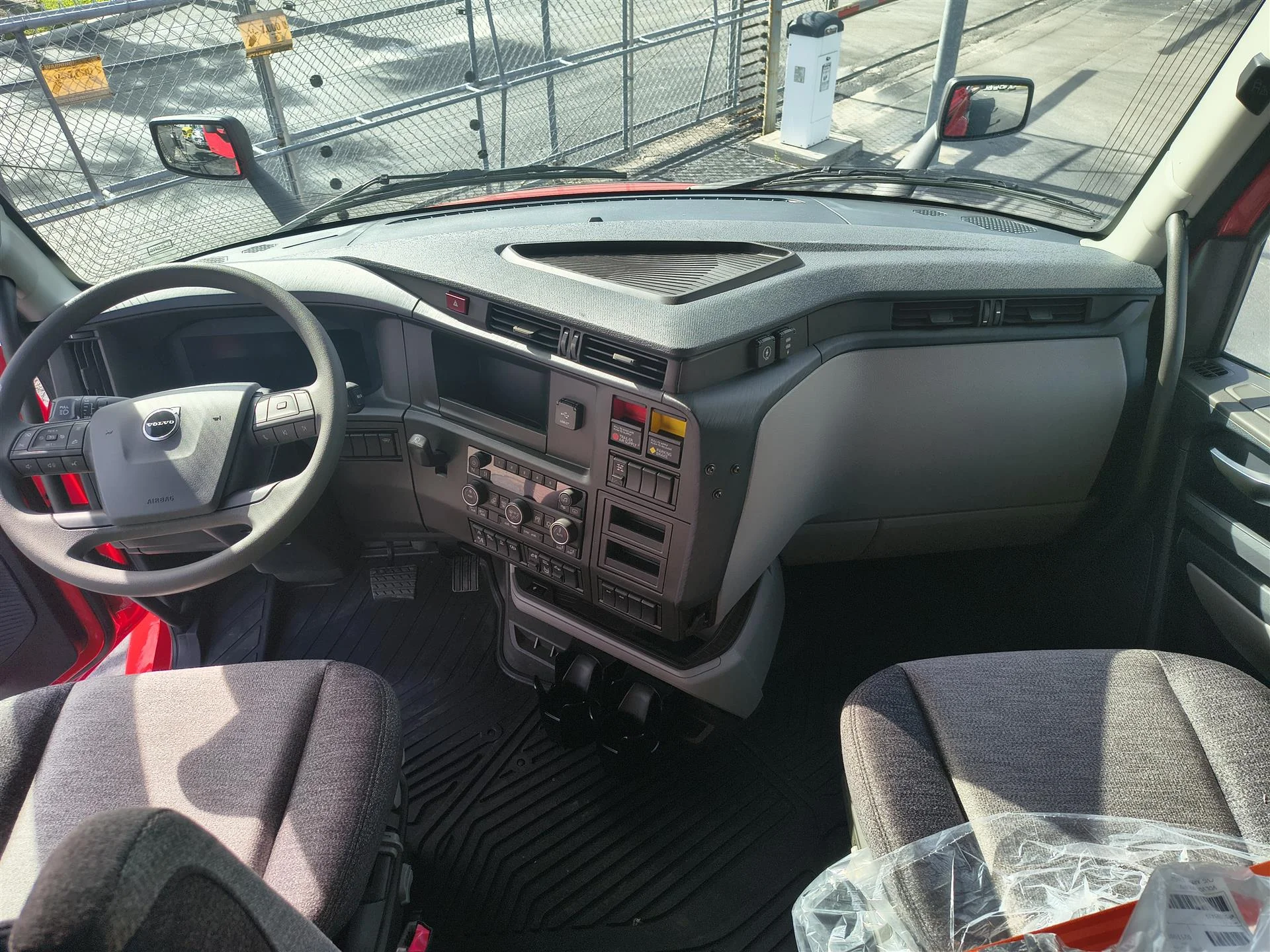 2026 Volvo VNL 860 - image 9