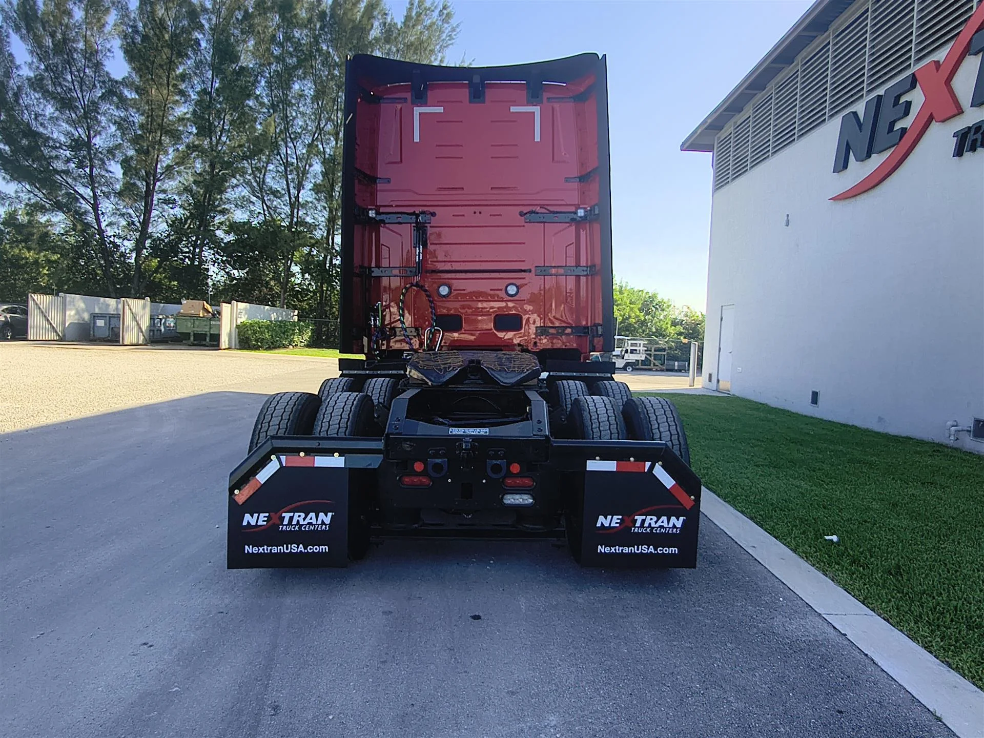 2026 Volvo VNL 860 - image 6