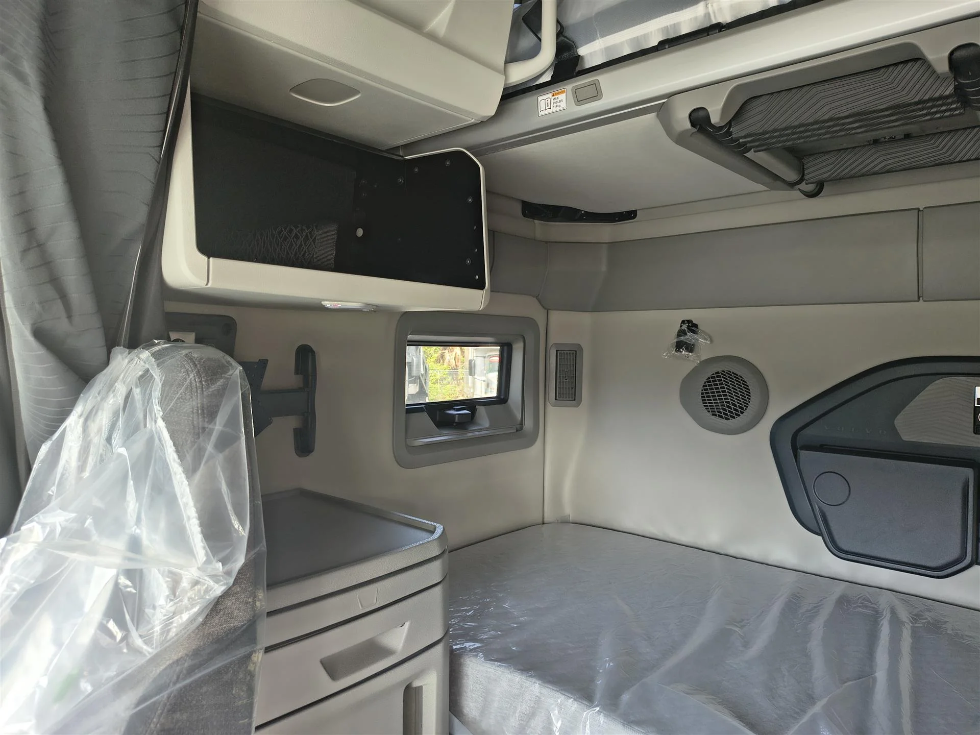 2026 Volvo VNL 860 - image 12