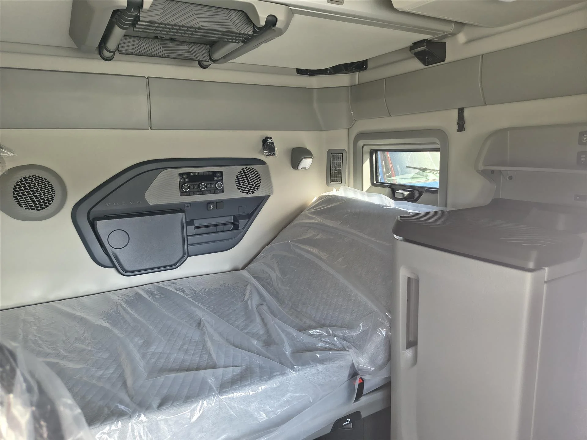 2026 Volvo VNL 860 - image 11