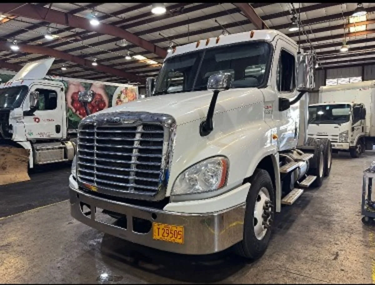 2016 Freightliner Cascadia - image 3