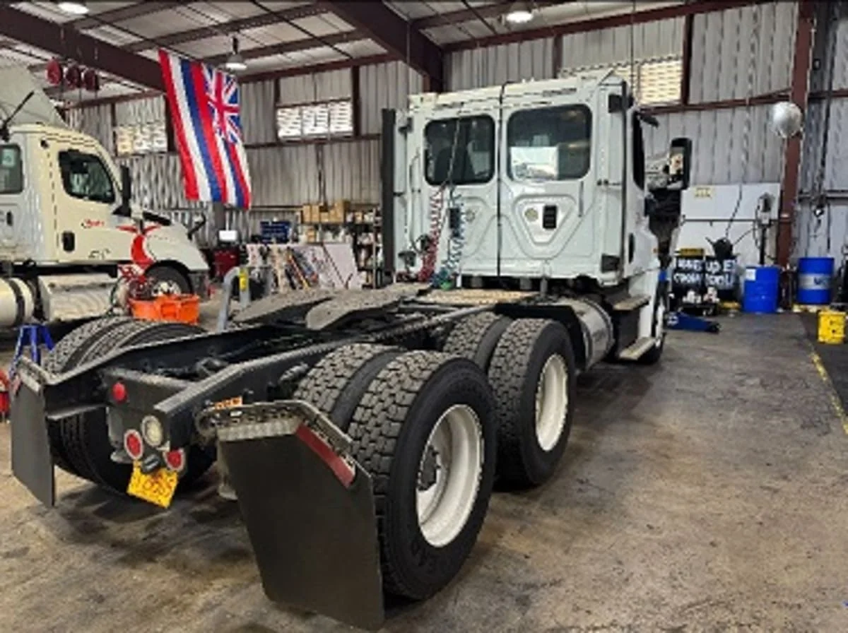2016 Freightliner Cascadia - image 5