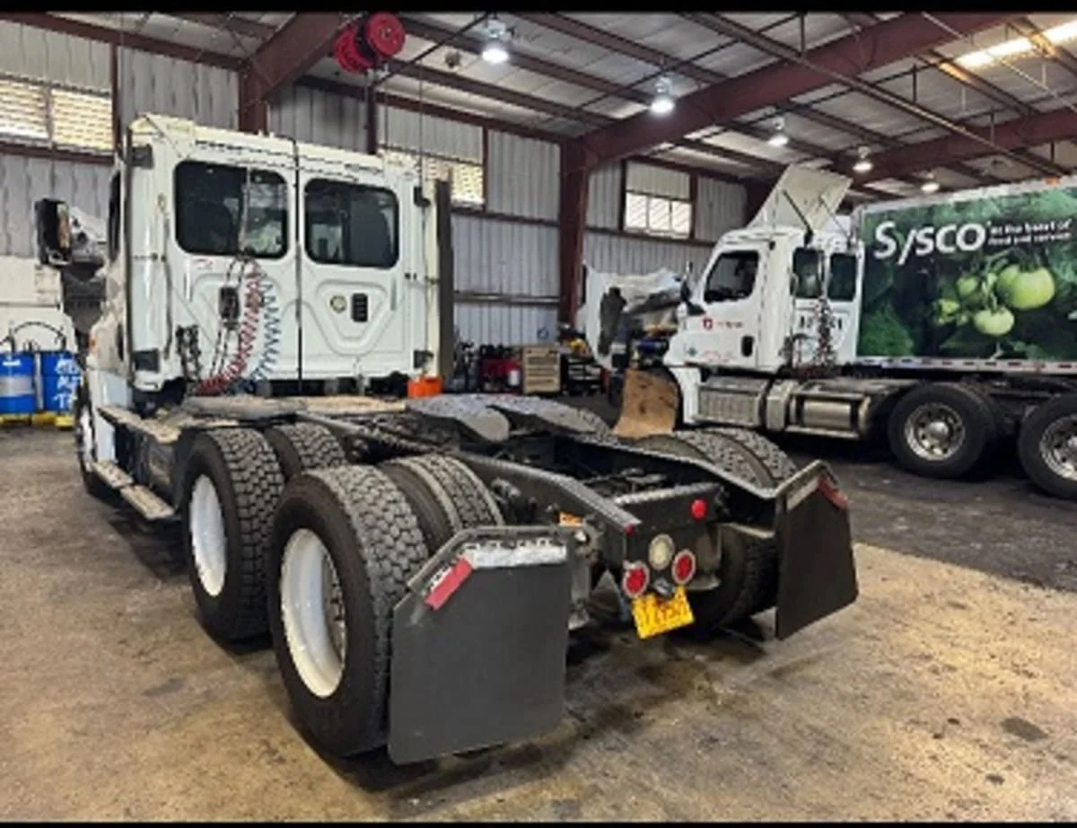 2016 Freightliner Cascadia - image 6