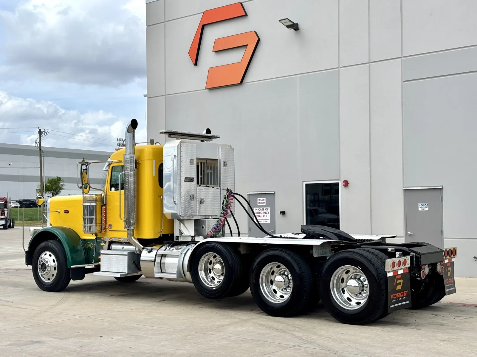 2022 Peterbilt 389 - image 6