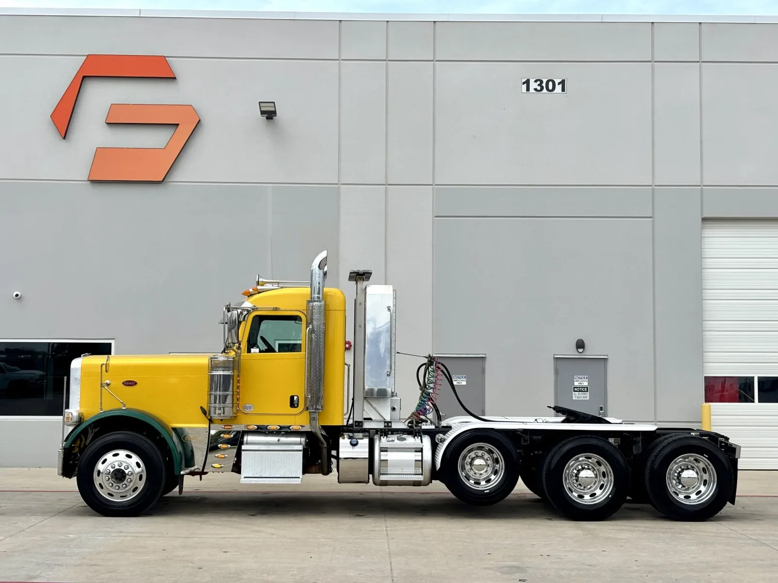 2022 Peterbilt 389 - image 4