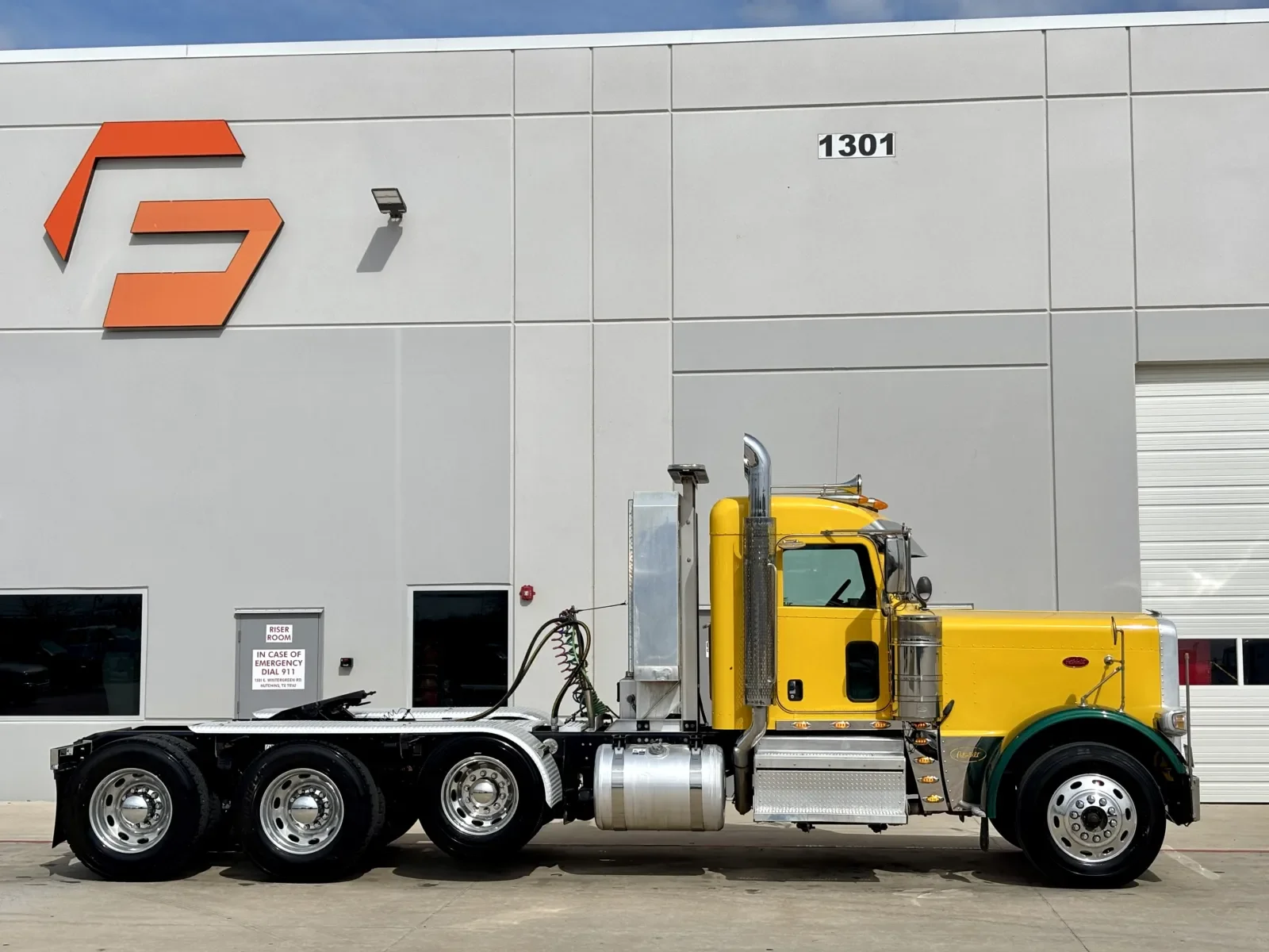 2022 Peterbilt 389 - image 3