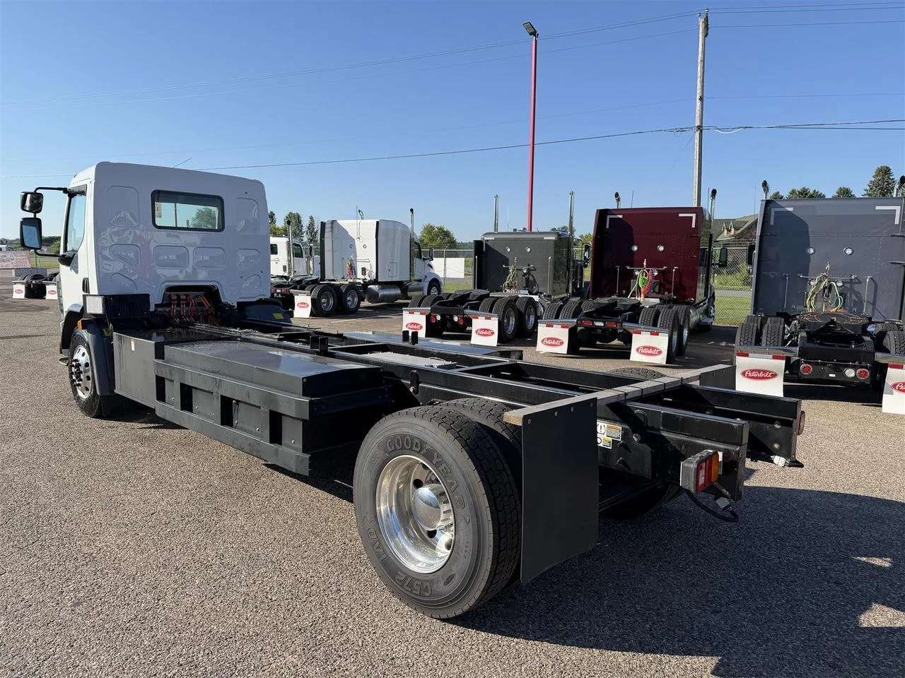 2025 Peterbilt 220EV in Eau Claire, WI — photo 2