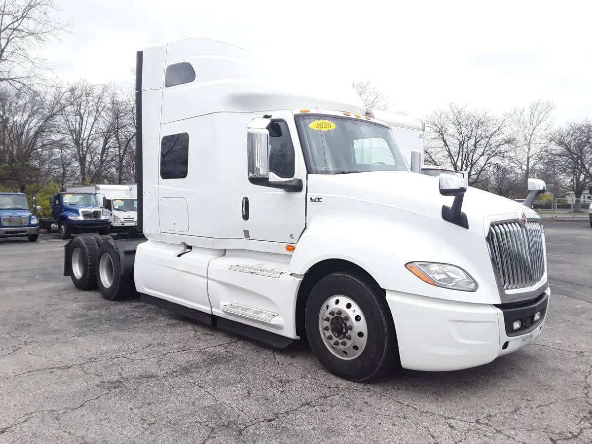 2020 International LT - image 3