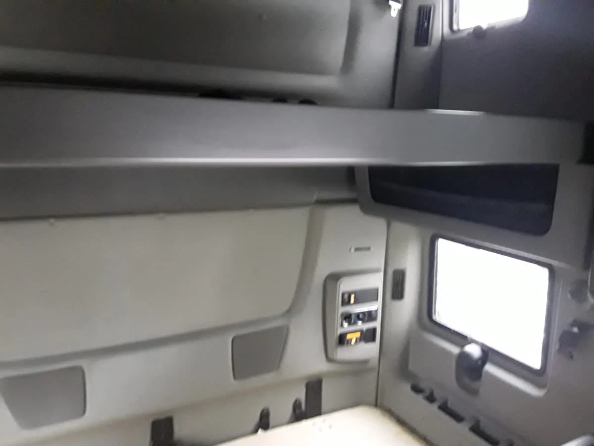 2020 International LT - image 11