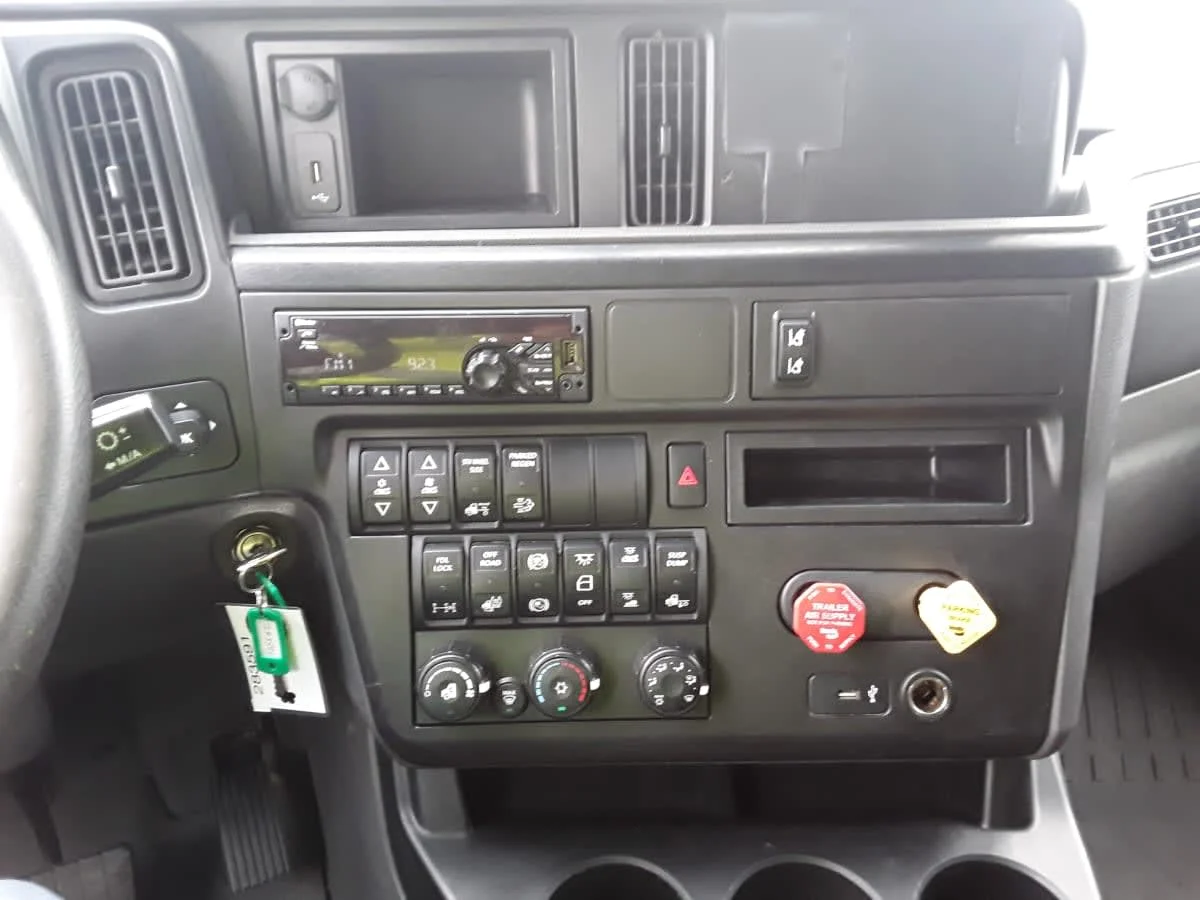 2020 International LT - image 12