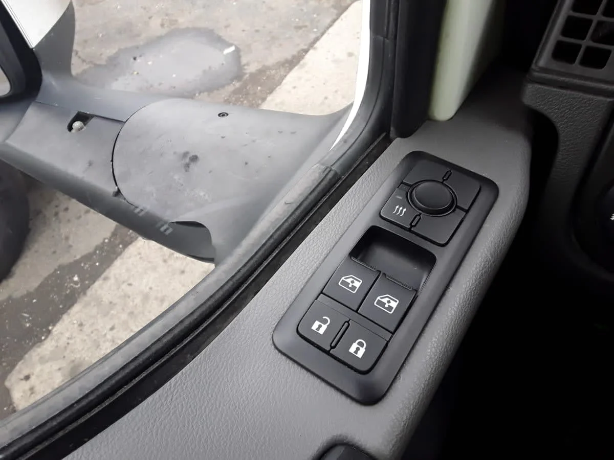 2020 International LT - image 14