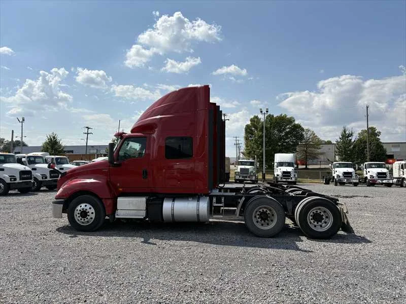 2021 International LT - image 3