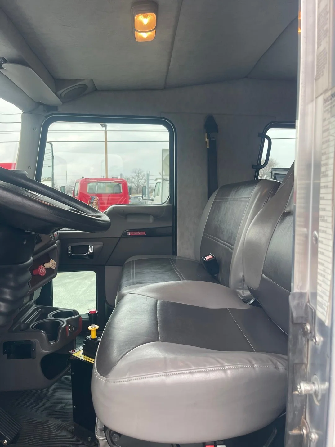 2010 Kenworth T370 - image 11