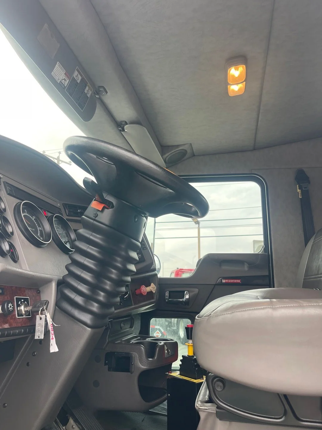 2010 Kenworth T370 - image 12