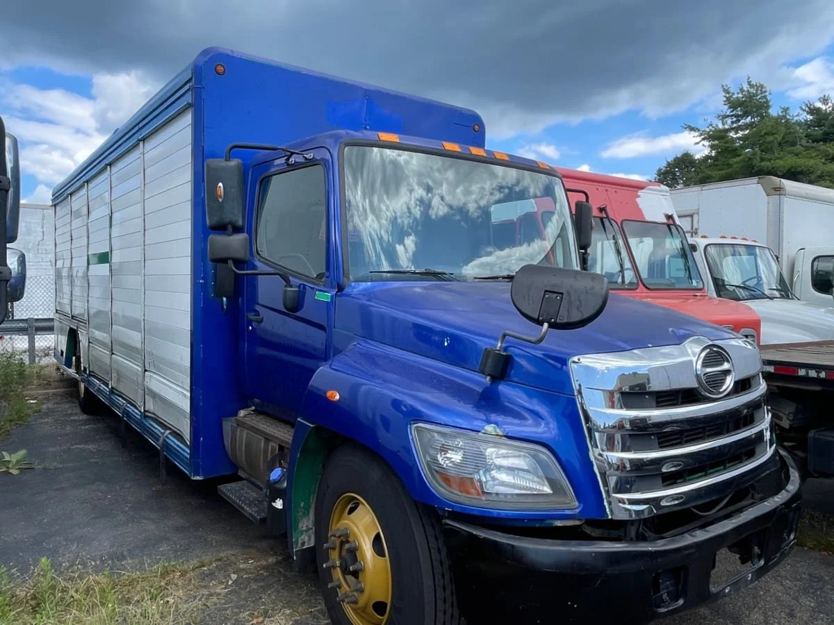 2013 Hino 338 in Farmingdale, NY — photo 2