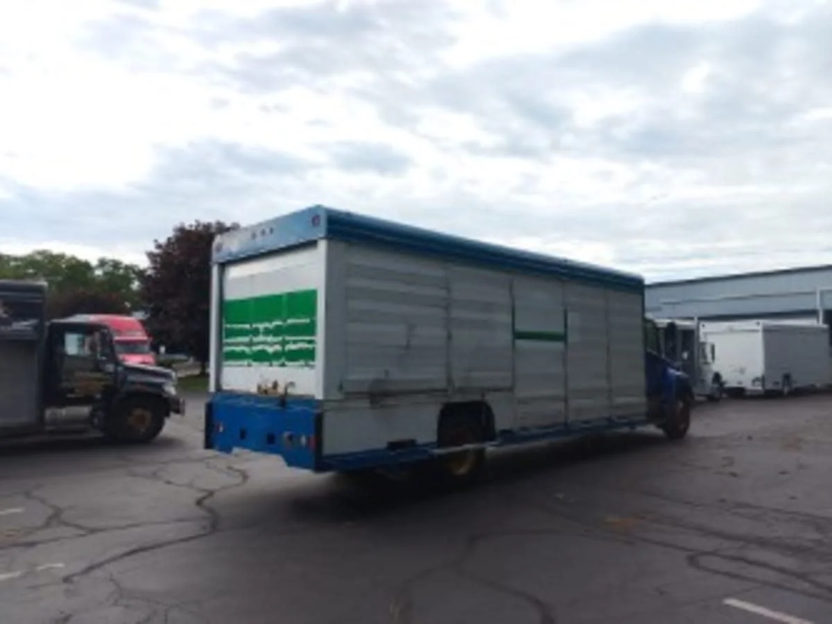 2013 Hino 338 - image 4