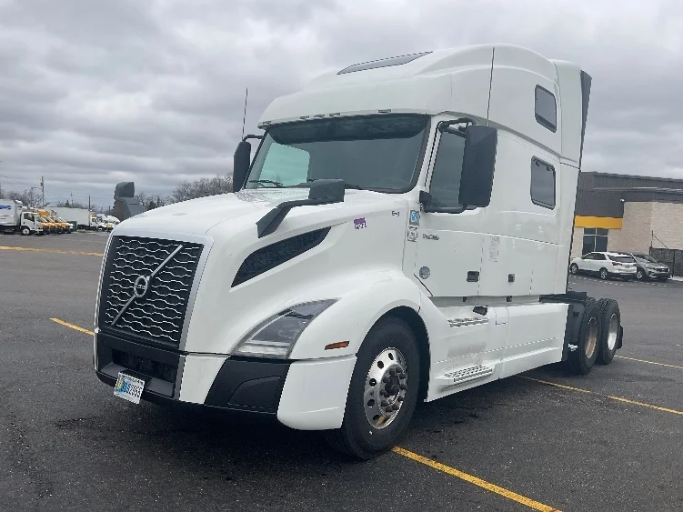2022 Volvo VNL 860 in Akron, OH — photo 3