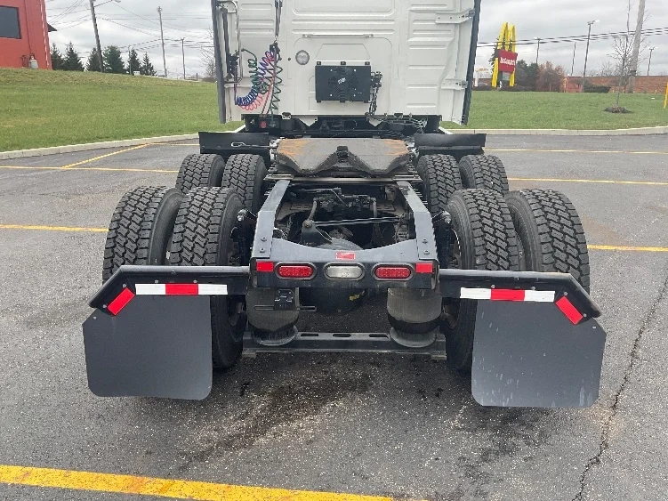 2022 Volvo VNL 860 in Akron, OH — photo 6