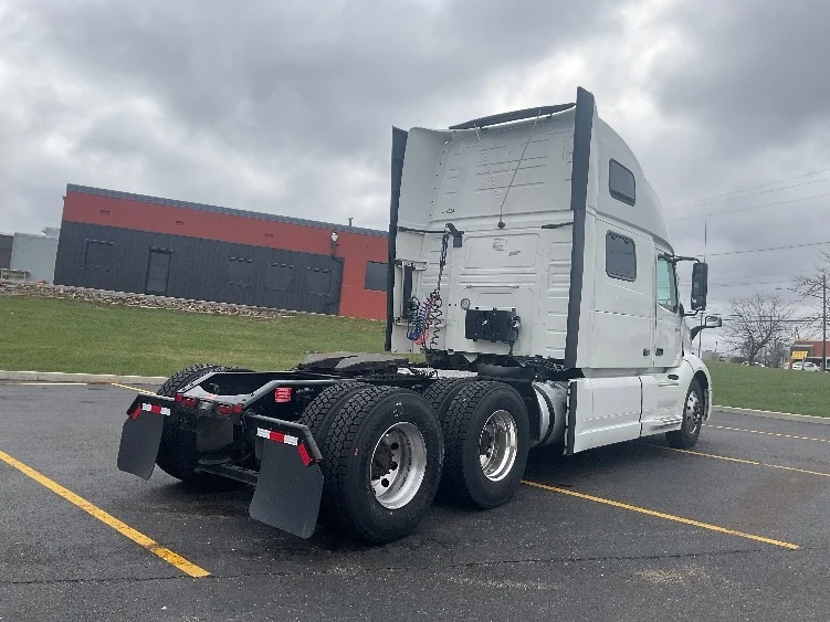 2022 Volvo VNL 860 in Akron, OH — photo 7