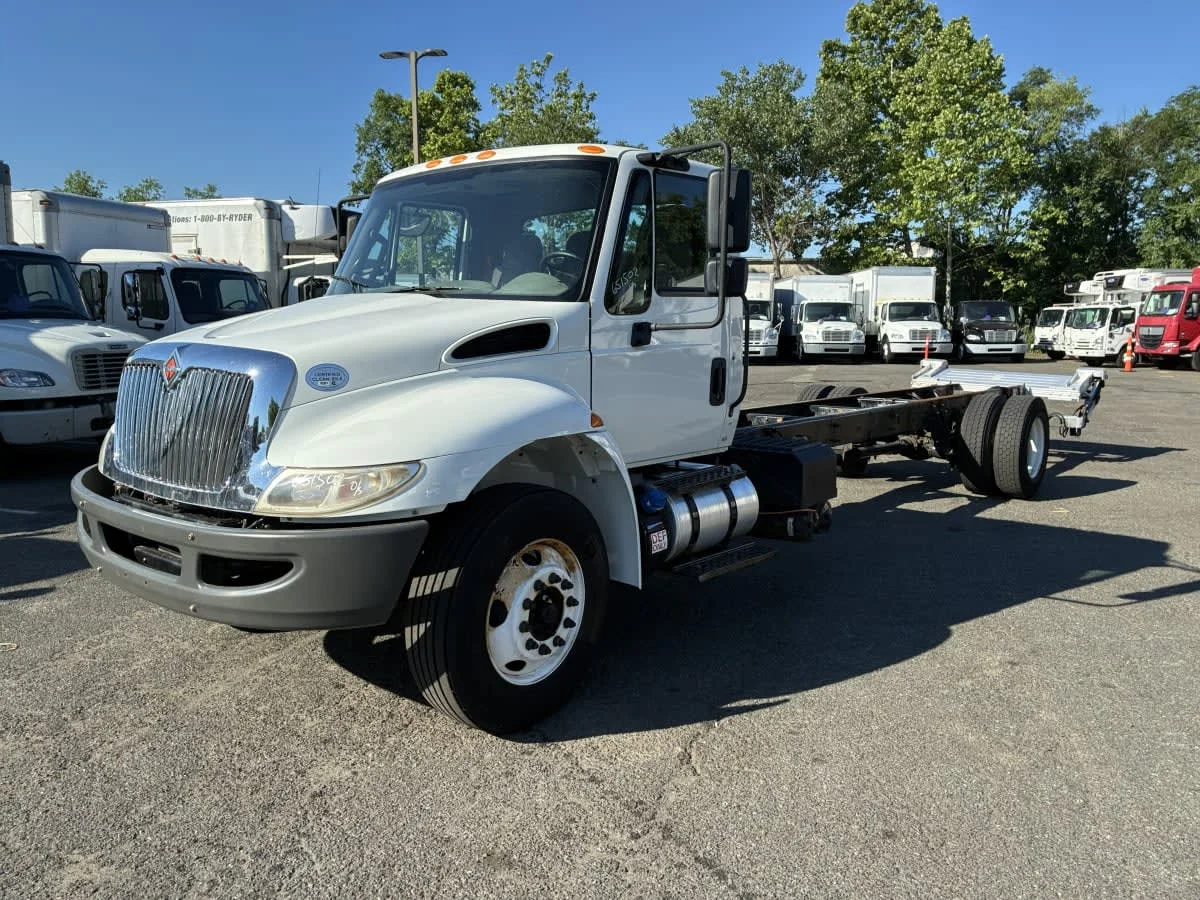 2016 International 4300 in Newark, NJ — photo 3