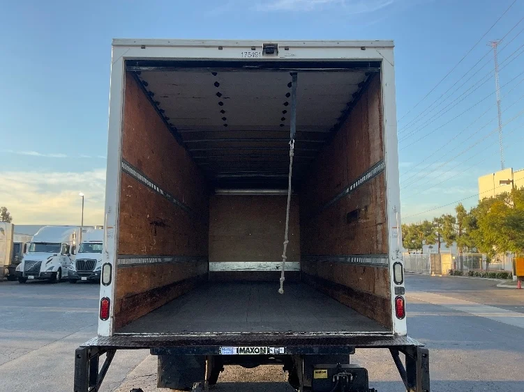 2017 Hino 268 - image 8