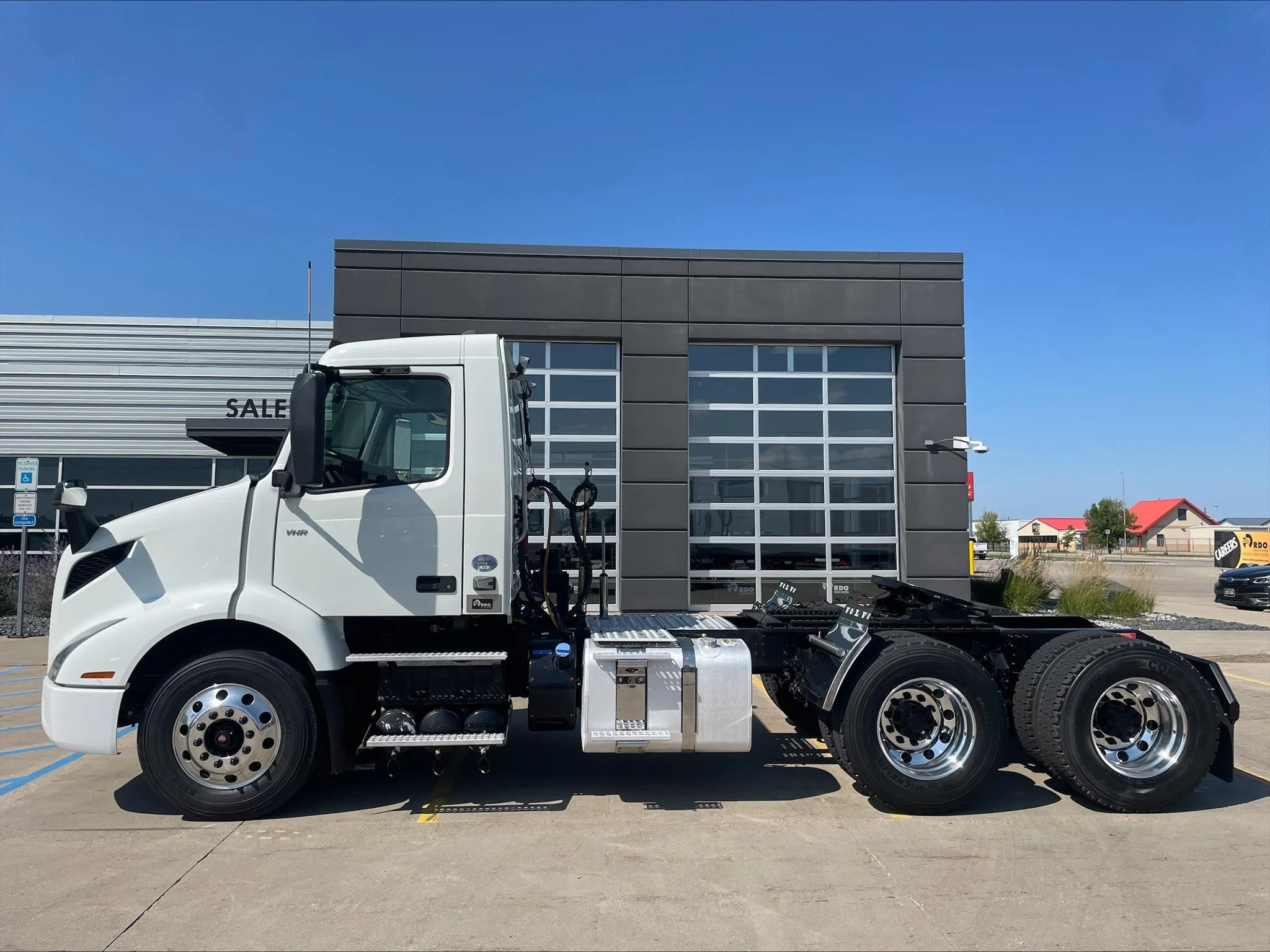 2020 Volvo VNR 640 — photo 2